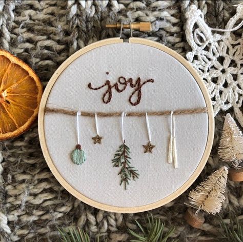 Candles Hanging, Christmas Embroidery Ideas, Drawing Embroidery, Embroidery Christmas Ornaments, Tshirt Embroidery, Dipped Candles, Bracelet Embroidery, Stitch Things, Embroidery Animals