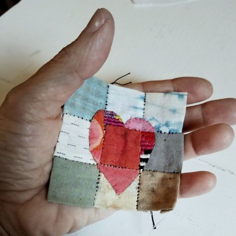 Quilt Edging Ideas, Quilt Edging, Collage Heart, Spirit Cloth, Applique Stitches, Textile Art Embroidery, Edging Ideas, Fabric Collage, Heart Quilt