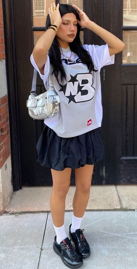 Grey Jersey Outfit, Blockcore Outfit, White Skirt Outfits, Boyish Outfits, Circus Maximus, Streetwear Outfit Ideas, Xmas Outfits, Soccer Outfits, Jersey Style