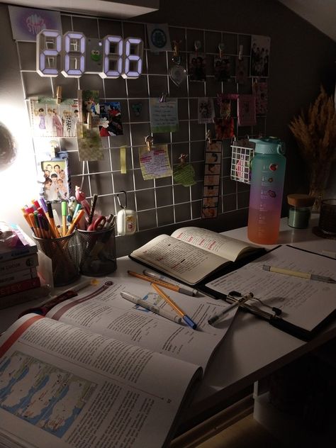 3 Am Study Aesthetic, Stufy Aesthetic Pictures, Study Sesh Aesthetic, Study Desk Set Up Aesthetic, Aesthetic Studying Pics, Asthetic Studying Pics, Study Organization Aesthetic, Obsessive Studying, Study Era Aesthetic