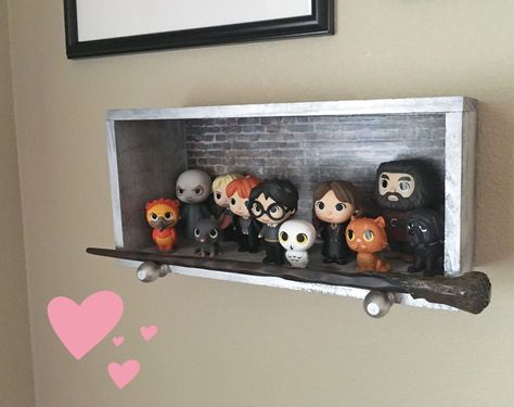 Harry! Harry Potter Pop Figures, Harry Potter Office, Harry Potter Display, Harry Potter Weihnachten, Baby Harry Potter, Harry Potter Bathroom, Deco Cinema, Harry Potter Bedroom Decor, Harry Potter Christmas Decorations