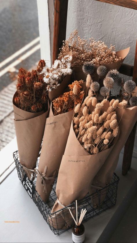 Spring Flower Decorations, Autumn Dried Flowers, How To Store Dried Flowers, Dried Flower Wallpaper, Boho Dried Flower Arrangements, Dry Flowers Aesthetic, Dried Flowers Aesthetic, Dry Flowers Decoration, Flower Shop Aesthetic