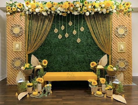 Mehendi Celebration Decoration, Mehendi Background Decoration, Latest Haldi Decoration Ideas, Nalungu Decoration At Home, Decoration For Haldi Ceremony At Home, Mehndi Decoration Ideas At Home Mehendi, Mehendi Backdrop Decor At Home, Mehendi Backdrop Decor, Haldi And Mehendi Decoration