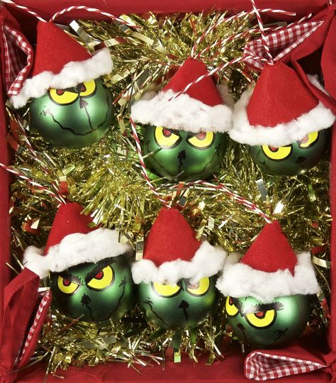 How to make easy Grinch Christmas Baubles Grinch Christmas Balls Diy Ornaments, Christmas Bauble Ideas, Bauble Decoration Ideas, Christmas Baubles Diy, Grinch Breakfast, Christmas Baubles To Make, Bauble Designs, Diy Baubles, Bauble Ideas