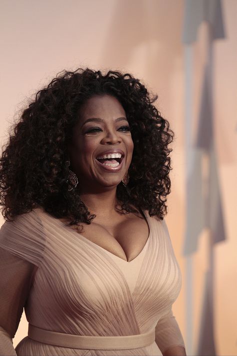 Oprah Winfrey Becomes The First Black Woman To Receive Cecil B. DeMille Award Oprah Winfrey Aesthetic, Shag Haircut Medium, Curly Shag Haircut Medium, Shoulder Length Curly Hair, Medium Length Curly Hair, African American Wigs, Black Actresses, Hairstyles For Women Over 50, Personal Color