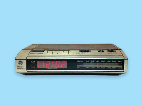 Vintage Digital Alarm Clock Radio. Works. by Piddlinpixie on Etsy Nikon Digital Camera, Vintage Speakers, Decor Shelves, Vintage Appliances, Retro Radio, Clock Radio, Radio Alarm Clock, Retro Clock, Digital Clocks