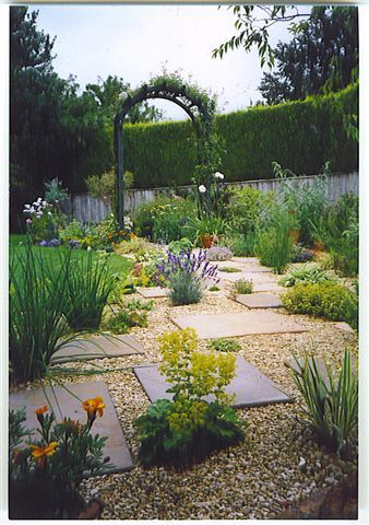 I like placement of the paving slabs through the plants and gravel. Lots Of Plants, Garden Paving, Front Yard Garden Design, Budget Garden, Garden Design Layout, Gravel Garden, Front Yard Landscaping Simple, Garden Cafe, Low Maintenance Garden