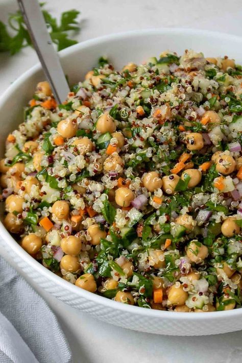 Made with quinoa, canned chickpeas, veggies, and a lemon dressing, this quinoa chickpea salad is a great make-ahead salad for healthy lunches. Quinoa And Chickpea Salad, Kay Nutrition, Quinoa Chickpea Salad, Make Ahead Salads, Chickpea Salad Recipes, Quinoa Salad Recipes, Healthy Lunches, Roasted Chickpeas, Chickpea Salad