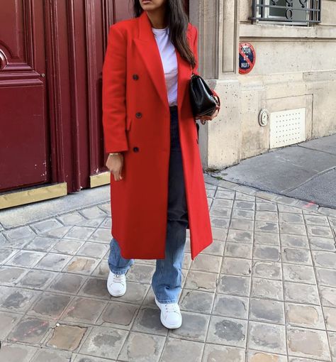 Coat Red Outfit, Red Peacoat Outfit, Trench Coat Outfit Street Style, Coat Outfit Street Style, Outfit Manteau, Red Trench Coat Outfit, Red Coat Outfit, Red Peacoat, Orange Coat