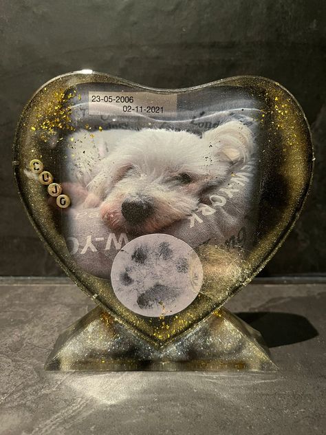 Resin Dog Memorial, Pet Memorial Ideas Dogs, Epoxy Furniture, Pet Memorial Ideas, Dog Memory, Dog Name Tags, Memorial Ideas, Pet Memorial Jewelry, Epoxy Resin Table