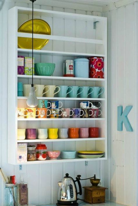 Addicted to Coffee? Check Out These 25 Ways To Make It The Centerpiece of Your Home Mug Storage, Home Coffee Stations, Mug Display, Pretty Kitchen, Casa Vintage, Diy Kitchen Storage, Coffee Station, Kitchen Shelves, Diy Kitchen