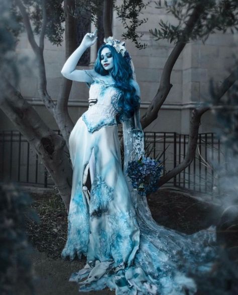 The Corpse Bride Cosplay, Corpse Bride Cosplay, Emily From Corpse Bride, Corpse Bride Dress, Dead Bride Costume, Corpse Bride Makeup, Party Monsters, Corpse Bride Wedding, Halloween Bride Costumes