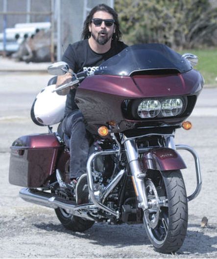 Dave Grohl. Boys Celebrity, Foo Fighters Dave Grohl, Foo Fighters Dave, Foo Fighter, Foo Fighters Nirvana, Harley Davidson Road Glide, Harley Davidson Bike, Motor Cycles, Biker Boys