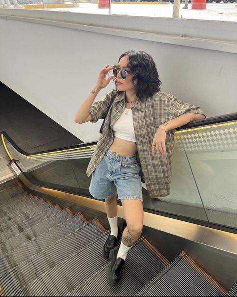 Shirt And Jorts Outfit, Short Jorts Outfit, Loafers And Shorts Women, Women Jorts Outfit, Trouser Shorts Outfit, Indie Summer Outfits, Outfits Jorts, Short Sleeve Shirt Outfit, Jorts Outfit