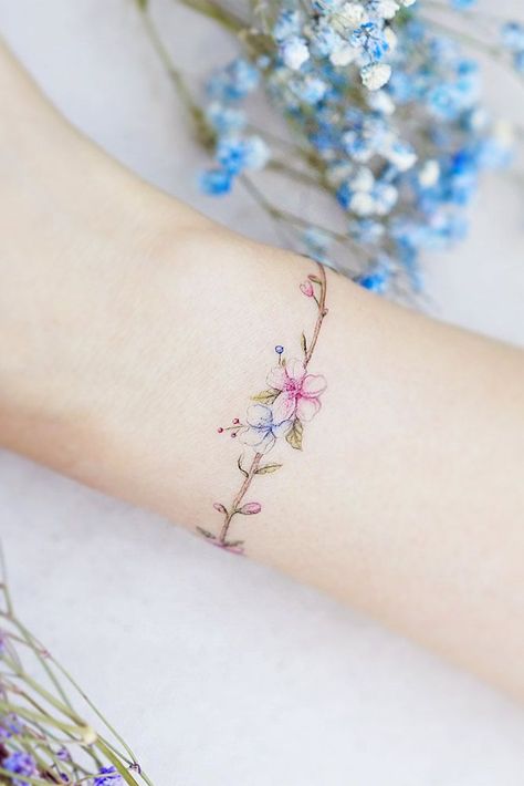 Beautiful Bracelet Tattoo With Flowers #flowertattoo★ Small but meaningful wrist tattoos designs can be explored here. Pick a tiny rose flower or vital words, or some other cute feminine tattoo.★ See more: http://glaminati.com/delicate-wrist-tattoos/ #wristtattoos #wristtattoo #tinytattoo #glaminati #lifestyleBeautiful Bracelet Tattoo With Flowers #flowertattoo Tattoos Pulseras, Wrist Bracelet Tattoo, Meaningful Wrist Tattoos, Unusual Tattoo, Semi Colon, Flower Wrist Tattoos, Tattoos Unique, Small Wrist Tattoos, Wrist Tattoos For Women