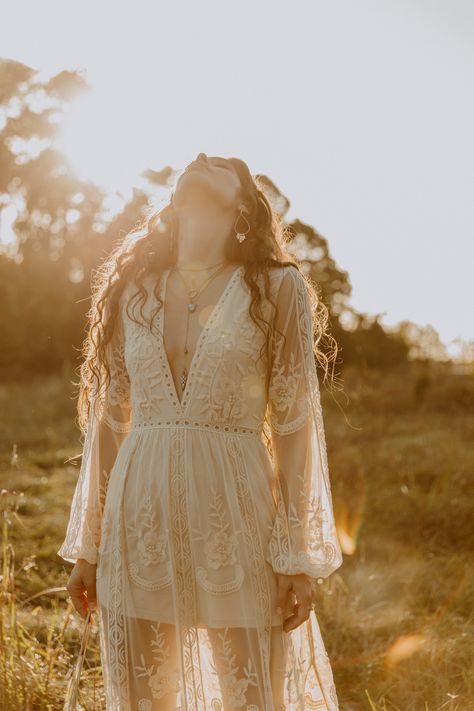 Bohemian Dress Photoshoot, Vintage Boho Photoshoot, Dress Nature Photoshoot, Dress Outdoor Photoshoot, Bohemian Photoshoot Ideas, Boho Chic Photoshoot, Boho Style Photoshoot, Field Fashion Photography, Boho Photoshoot Ideas