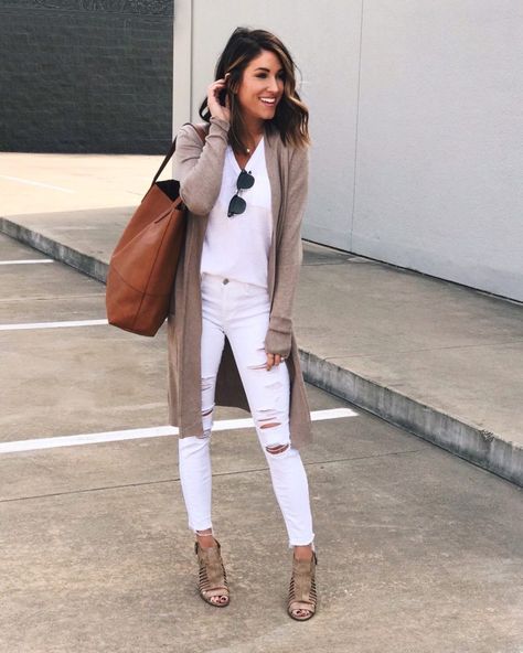 15 Ways to Style White Jeans - The Sister Studio Casual Bar Outfits, Brunch Outfit Winter, Looks Jeans, White Jeans Outfit, Jeans Outfit Women, Jeans Outfits, Leggings Casual, Brunch Outfit, Outfit Winter