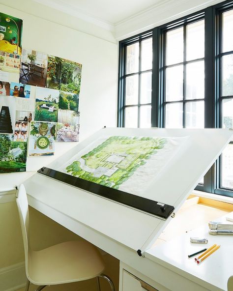 Architecture Desk, Home Art Studios, Artist Workspace, Architects Desk, Bibliotheque Design, Drawing Desk, Art Studio Space, Best Home Design, Art Studio Room