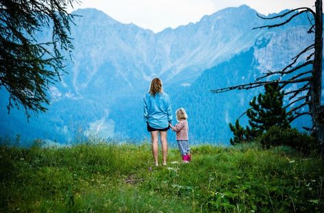 Mum and daughter in front of mountains - Travelling alone with kids Raising Daughters, Dramatic Play Area, Mother Pictures, Preschool Lesson Plan, Mother Daughter Relationships, Dear Daughter, Bull Run, Preschool Lessons, Travel Alone