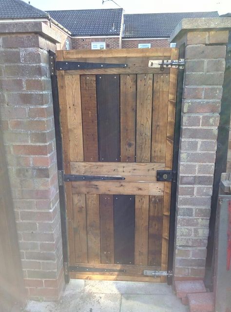 Gate From Pallet Wood, Pallet Garden Gate Diy, Pallet Gate Ideas, Pallet Gate Diy, Wood Garden Gate, Pallet Gate, Backyard Door, Building A Gate, Pallet Door