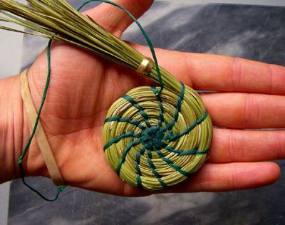 Native American Basket Weaving Pine Needle Crafts, Basket Weaving Diy, Basket Weaving Patterns, Native American Baskets, Traditional Baskets, Willow Weaving, Basket Making, Weaving Ideas, Pine Needle Baskets