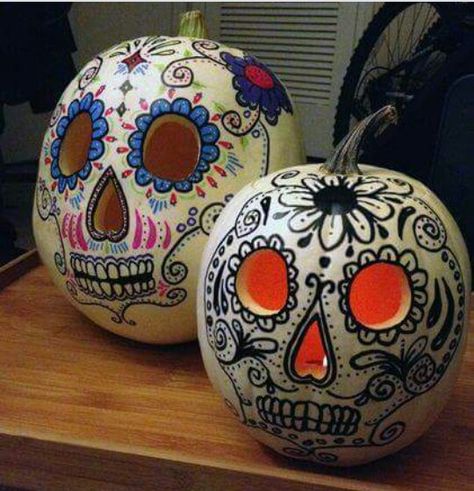 Calabaza de Día de los muertos Sugar Skull Pumpkin, Decorated Pumpkins, Pumpkin Carving Contest, Halloween Fest, Skull Pumpkin, Mexican Crafts, Adornos Halloween, Pumpkin Art, Theme Halloween