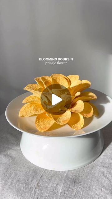 Tiffiny on Instagram: "Pringle Boursin Flower 🌸  You’ll want to make this 2 ingredient appetizer/ snack for your weekend plans! It only takes 5 mins to make, Here’s what you need 👇🏽  + your favourite @pringles flavour  + your soft cheese of choice   Have some fun and place the Pringle chips into the soft cheese starting from the bottom and working your way up! There are no rules, get creative ✨  Real talk, this buffalo Pringle and herb and garlic combo tasted like eating wings 😂   Enjoy!  #hergutfeelings  . . . . . #pringle #pringles #cheeseandcrackers #cheesedip #2ingredients #5minrecipes #easyrecipeideas #easyrecepies #easyappetizers #easyappetizer #cheeseandcrackers #boursin #easysnacks #chipsanddip #chipsanddips   Pringle chips and cheese crackers appetizers easy snacks chips and d Pringle Flower Dip, Pringles Flower Dip, Chip Appetizers, Cheese Flowers, Chips And Cheese, Pringles Chips, Pringle Flavors, Horderves Appetizers, Crackers Appetizers