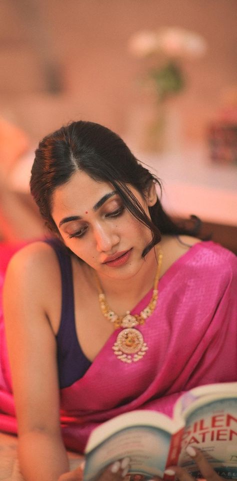 Losliya Hd Photos, Aesthetics Drawing, Vishnu Priya, Reading Girl, Pooja Hegde, Blouse Saree, Indian Wedding Dress, Actor Photo, Indian Outfit