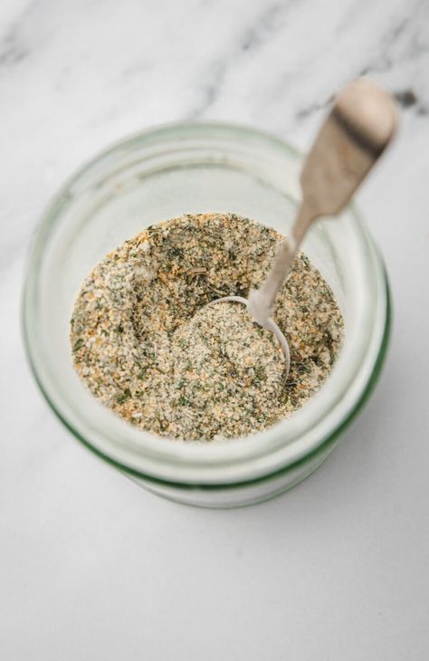 Homemade Garlic and Herb Seasoning Garlic Seasoning Recipe, Garlic Herb Seasoning Recipe, Onion And Herb Seasoning, Garlic Herb And Wine Marinade, Garlic Powder Recipe, Garlic And Herb Seasoning Recipe, Garlic Butter Rice, Shawarma Seasoning, Herb Soup