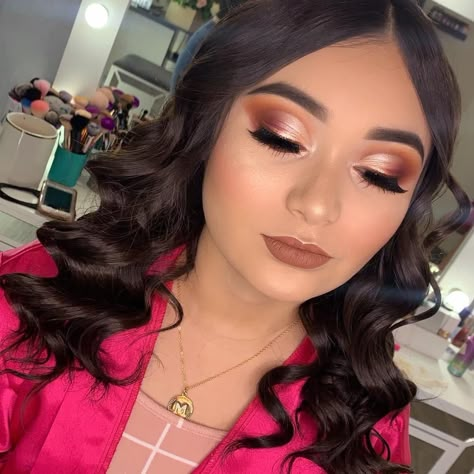 Burgundy Quinceanera Makeup, Quince Makeup Ideas Natural Red, Red Quinceanera Makeup Looks, Quinceanera Eyeshadow Looks, Makeup For Quinceanera Red, Burgundy Quince Makeup, Red Quince Makeup Looks Natural, Red Quinceanera Makeup, Red Quince Makeup