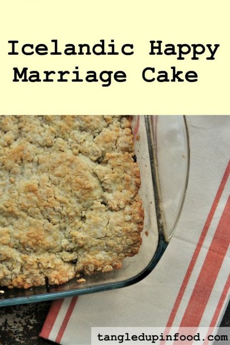 Icelandic Hjónabandssæla (happy marriage cake), oatmeal cake with rhubarb filling Iceland Desserts, Icelandic Cookies, Icelandic Pastries, Icelandic Happy Marriage Cake, Icelandic Food Recipes, Icelandic Recipes Traditional, Icelandic Cake, Happy Marriage Cake, Norse Recipes