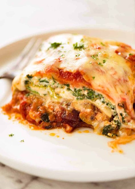 A wonderful Vegetarian Lasagna made with layers of roasted vegetables, spinach and ricotta, a homemade tomato lasagna sauce and plenty of cheese! Veggie Lasagne, Roasted Vegetable Lasagna, Homemade Lasagna Recipes, Vegetarian Lasagne, Vegetarian Lasagna Recipe, Healthy Entrees, Veggie Lasagna, Vegetarian Lasagna, Vegetable Lasagna