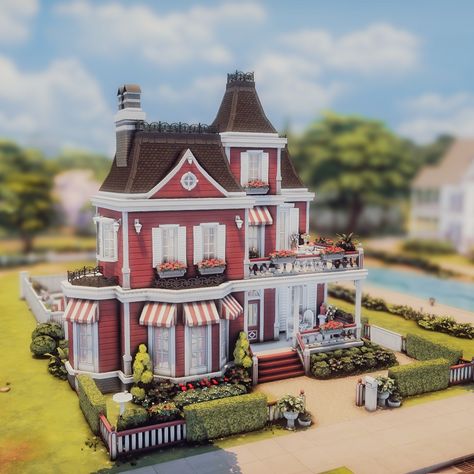 ❤️⚪ Victorian house in red and white (Base Game only) ⚪❤️ A slightly older building from my collection as I'm working on a very large project this week. A Victorian home in red and white, both outside and inside. #thesims4builds #thesims4homes #showusyourbuilds #newcrest #sccregram #somesimlishbuild #simstagram #thesims #sims #thesims4 #ts #ts4 #thesims4house #simsbuild #thesims4home #simshouse #sims4nocc #instagood #sims4basegame @thesims #sims4basegameonly #sims4windenburg #sims4basegameb... Sims 4 Base Game Victorian House, Sims 4 Victorian House, Sims 4 Base Game, Sims Houses, Minecraft House, Victorian Home, Victorian House, Sims House, Old Farm