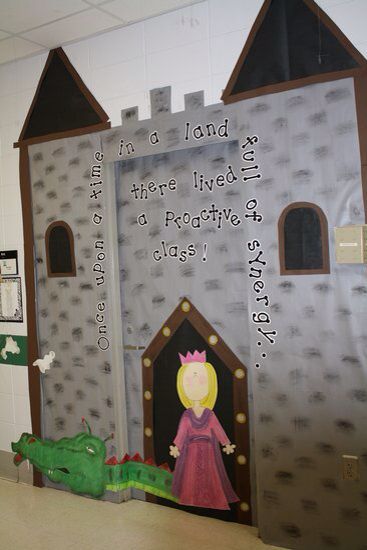 Fairy Tales wall display (just a picture) - what a fun way to decorate a wall in your classroom OR the hallway! Princess Classroom Theme, Wall Display Preschool, Castle Display, Castle Classroom, Fairy Tales Kindergarten, Kindergarten Classroom Setup, Paper Bag Princess, Medieval Theme, Fairy Tales Unit