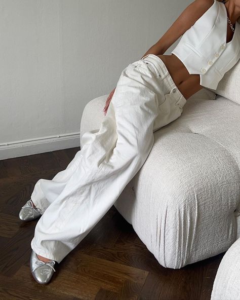 Todas las publicaciones • Instagram Cargo Pants Wide Leg, Wide Leg Casual Pants, Chanel Aesthetic, High Waisted Cargo Pants, White Pants Outfit, White Jeans Outfit, Cool Girl Style, Casual Wide Leg Pants, Pants Wide Leg