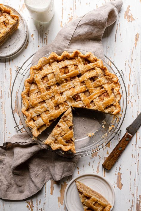 Rustic Apple Pie Recipe, Beautiful Apple Pie, Apple Pie Photography, Farmhouse Harvest Pumpkin Pie, Healthy Apple Pie Recipe, Rustic Apple Pie, Rustic French Apple Tart, Winter Desserts Easy, Pie Photography