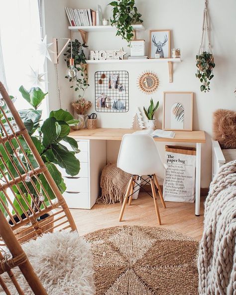 20+ Desk Decor Ideas That'll Help You Create the Best Work Space – May the Ray Aesthetic Desk Decor, Desk Decor Ideas, Beachy Room, Aesthetic Desk, The Ray, Dekorasi Kamar Tidur, Study Room Decor, Feeling Inspired, Redecorate Bedroom