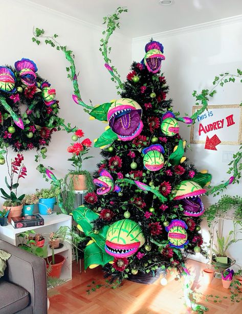 Audrey II Halloween Tree from Little Shop of Horrors | Twinkie Chan Blog Little Shop Of Horrors Halloween Decor, Audrey 2 Little Shop Of Horrors, Horror Christmas Tree, Halloween Xmas Tree, Halloween Christmas Tree Ideas, Halloween Trees Ideas, Twinkie Chan, Unusual Christmas Trees, Audrey 2