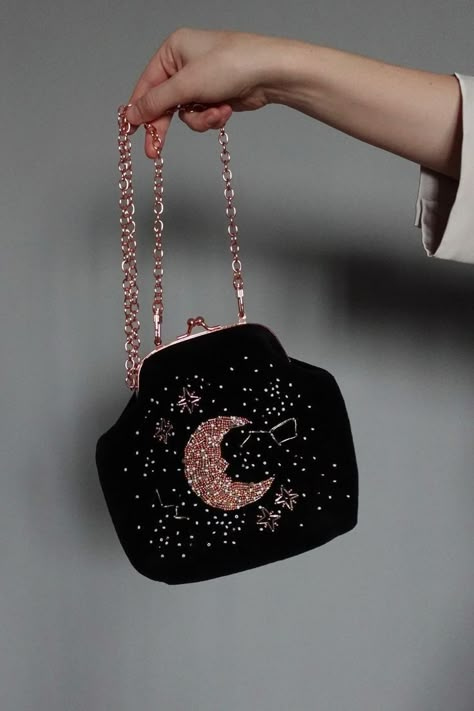 Diy Coin Purse, Magic Bag, Clutch Bag Wedding, Diy Embroidery Designs, Straw Beach Bag, Witch Jewelry, Black Moon, Diy Purse, Beaded Handbag