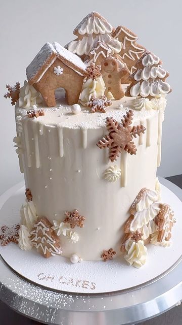 Christmas House Cake Ideas, Cake With Gingerbread House, Gingerbread Christmas Cake Decoration, Gingerbread Cake Design, Christmas Themed Cake Ideas, Cake Christmas Ideas, Christmas Drip Cake Ideas, Cake Gingerbread House, Winter Scene Cake