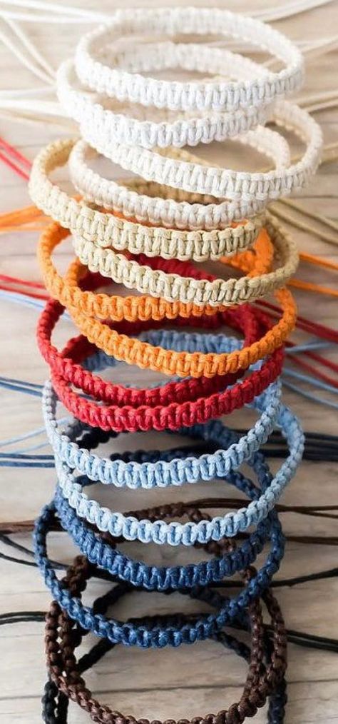 Macrame Bracelets Free Patterns, Macrame Patterns For Bracelets, Crochet Kids Bracelet, Friendship Bracelet Crochet, Braclets Ideas Braided, Barbie Inspired Bracelet Diy, Crochet Beaded Flower Pattern, Crochet Bracelet Beads, Crochet Cord Bracelet Free Pattern