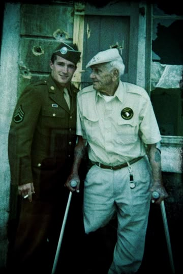 Frank John Hughes and Wild Bild Guarnere on set. I love this photo so much. Frank John Hughes, Bucky 1940, United States Army Uniform, Bill Guarnere Band Of Brothers, Doc Roe Band Of Brothers, French Resistance Ww2, Airborne Army, John Hughes, 101st Airborne Division