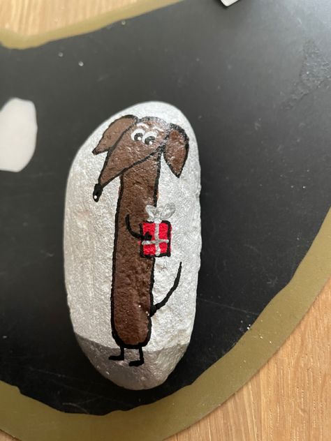 Dachshund painted on a rock Dachshund Rock Painting, Rock Painting Dogs Easy, Rock Art Dog, Dog Painted Rocks Ideas, Dachshund Painting, Little Crafts, Painting Ideas Easy, Painted Rocks Craft, Happy Stones