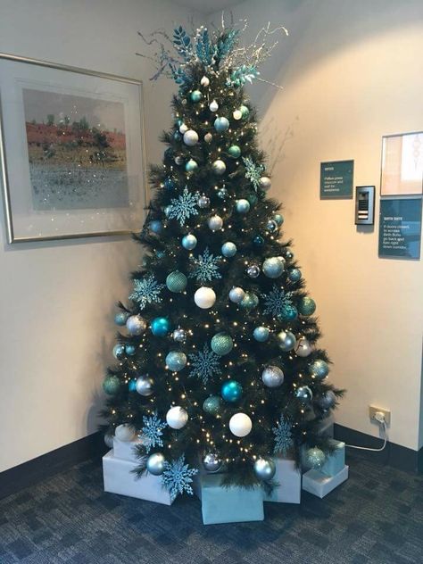 Green Theme Christmas Tree Ideas, Christmas Tree Ideas Turqoise, Blue Decorated Christmas Trees Ideas, Teal And White Christmas Tree, Christmas Tree Ideas Light Blue, Blue And Silver Christmas Tree Ideas Simple, Christmas Tree Ideas Teal, Color Themed Christmas Trees, Teal And Silver Christmas Decor