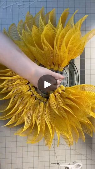 Sunflower Christmas Wreaths, Sunflower Tulle Wreath, Sunflower Wreath Ideas, Making Sunflowers, Diy Sunflower Wreath, Poly Burlap Flower Wreath, Burlap Sunflower Wreath, Burlap Flower Tutorial, Dyi Flowers