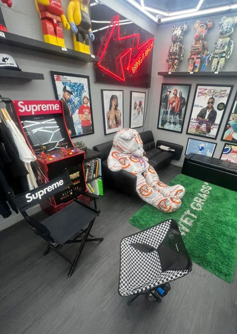 Hypebeast Office Decor, Hypebeast Game Room, Hypebeast Bedroom Decor, Supreme Bedroom Ideas, Streetwear Apartment Aesthetic, Cool Chill Room Ideas, Hypebeast Bedroom Ideas For Men, Hypebeast Office, Hypebeast House