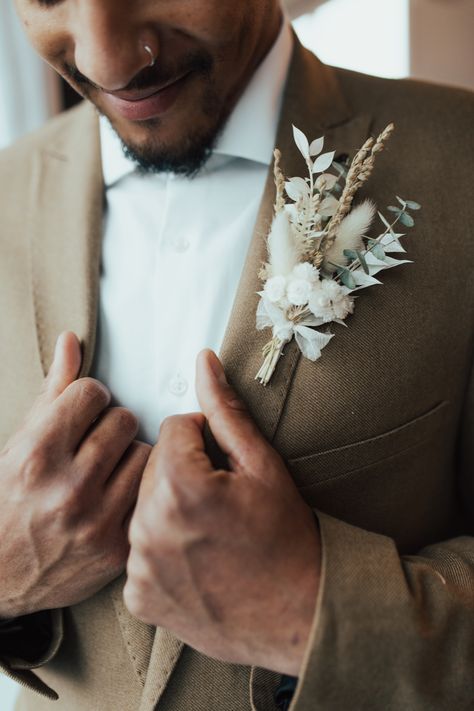 If you're searching for wedding boutonniere ideas for the groom or bridal party, check this one out! Pennsylvania florist Blossom Bliss, based in York, PA, created a stunning oversized boutonniere with dried florals and greenery to complement the bridal bouquet and wedding alter floral installation. If boutonnieres aren't your thing, she can also do floral pocket squares! Boho wedding flowers. Dried wedding florals. Boutonniere ideas. Groom wedding attire. @riversedgell @aubreyschanzphotography Pampas Boutonniere Wedding, Dried Boho Wedding Bouquet, Pampas Boutineer, Simple Boho Boutonniere, Boho Wedding Bouquet Greenery, Pocket Square With Boutonniere, Dried Boutonniere Groomsmen, Mens Boutineers Wedding Boho, Wedding Flower For Groom