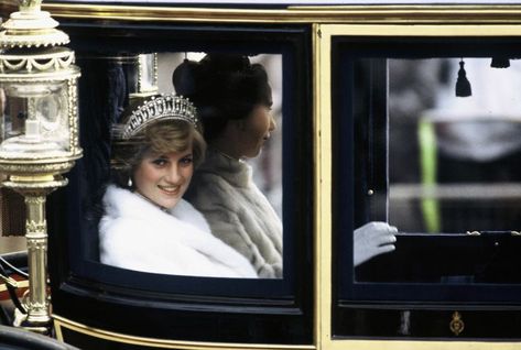 Princess Diana tiara Lovers Knot Tiara, Princesa Real, Diana Wedding, Princess Diana Photos, Reine Elizabeth, Royal Tiaras, Prince Andrew, Royal Princess, Diana Spencer