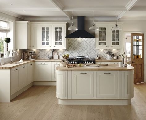 Kitchen Frames, Howdens Kitchens, Antique White Kitchen, Kitchen Cabinet Layout, Small Kitchen Cabinets, White Shaker Kitchen, Shaker Style Kitchens, Casa Country, Design Moda