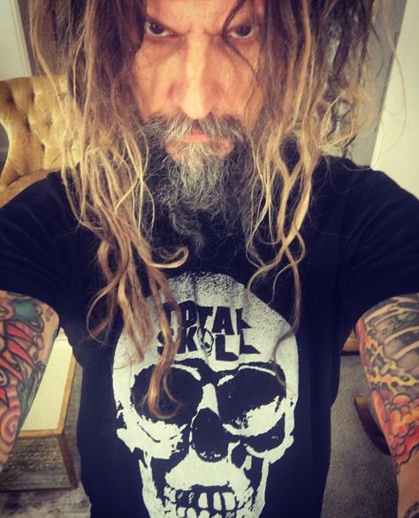 Rob Zombie 🖤💚 Rob Zombie Funny, Rob Zombie Inspired Outfit, Zombie Profile Picture, Rob Zombie 90s, Rob Zombie Icon, Rob Zombie Wallpaper, Rob Zombie Aesthetic, 31 Rob Zombie, Zombie Pfp